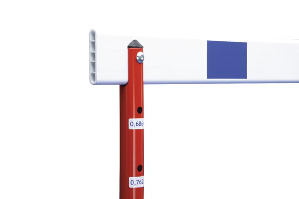 Übungshürde mit rotem Metallpfahl und weiß-blauem Kunststoffabsperrband vor weißem Hintergrund.