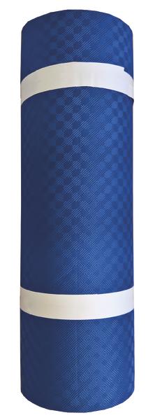 Blau gerollte Yogamatte mit weißen Tragegurten, isoliert auf weißem Hintergrund.