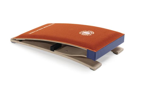 Balancierbrett mit oranger Polsterung und Holzrahmen für Gleichgewichtstraining.