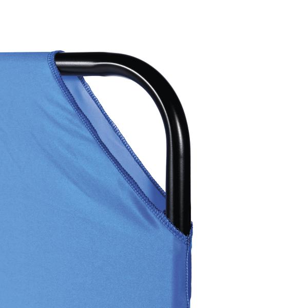 Detailansicht des blauen Metallrahmens einer Bande mit Stoffbespannung.