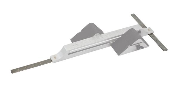 Weißer Kunststoff-Schieberegler mit Metallstangen zur präzisen Längenmessung auf weißem Hintergrund.