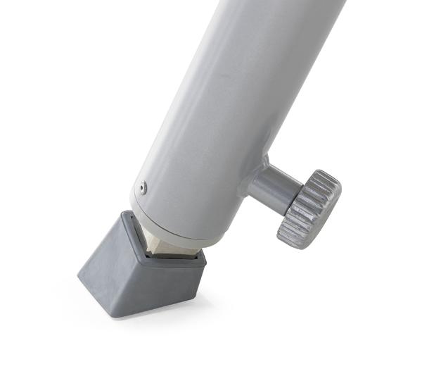 Metallbein Sprungtisch mit verstellbarem Schraubverschluss und grauem Gummifuß.