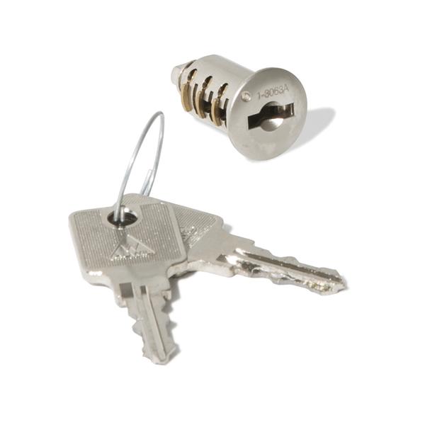 Schließzylinder mit zwei silbernen Schlüsseln auf weißem Hintergrund.