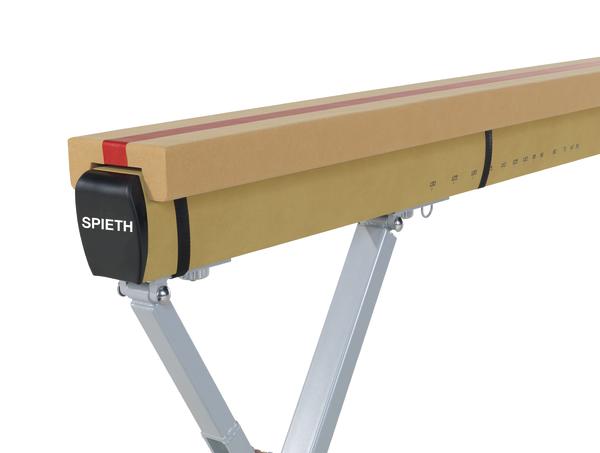 Moderner Gymnastikbalken von Spieth mit stabiler Metallstütze und gepolsterter Oberfläche.
