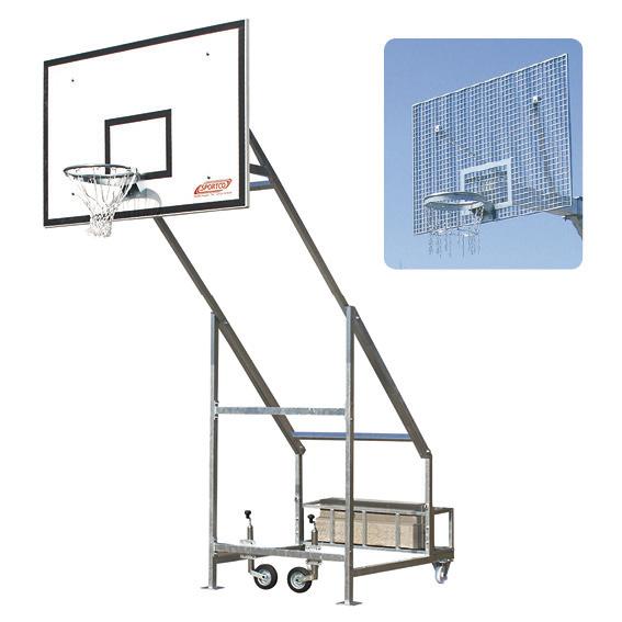 Mobiles Basketballkorb-System mit weißem Backboard und Metallrahmen. Nahaufnahme eines Basketballkorbs mit Metallgitter-Backboard vor blauem Himmel