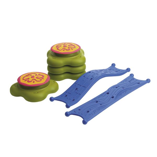 Bunte Balanciersteine und Wackelbrücken als Kinder-Spielplatz-Elemente aus Kunststoff.