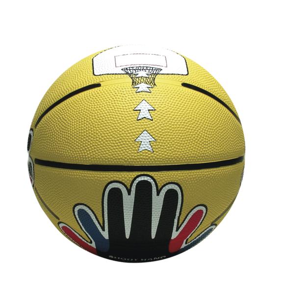 Gelber Basketball mit Handmotiv und Pfeilgrafik in Richtung eines aufgedruckten Korbs vor weißem Hintergrund.