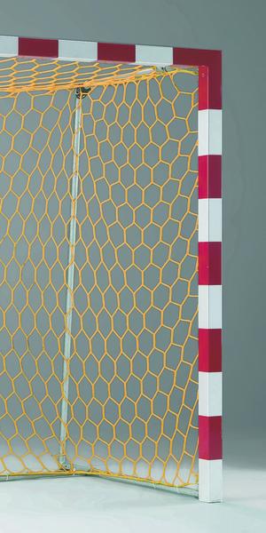 Handballtor mit rot-weißem Rahmen und gelbem Netz vor grauem Hintergrund.