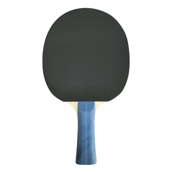 Tischtennisschläger mit schwarzem Belag und blauem Griff, isoliert auf weißem Hintergrund.