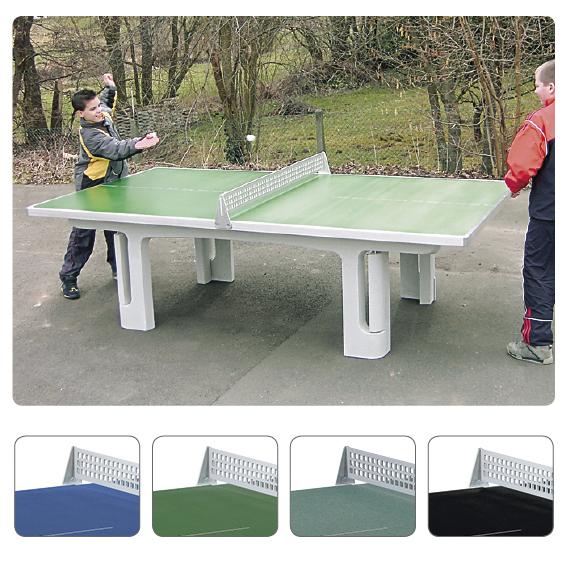 Zwei Jungen spielen Tischtennis auf einem grünen Outdoor-Tischtennistisch.  Nahaufnahme von mehreren Tischtennistischen.