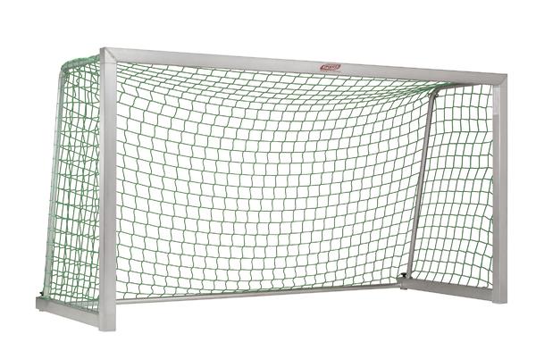 Fußballtor mit grünem Netz und weißem Metallrahmen, freigestellt auf weißem Hintergrund.