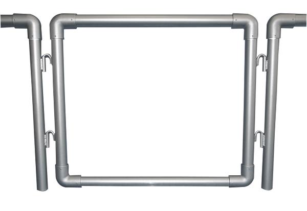 Absperrbareres Rohrgeländer aus silbernem Metall mit rechteckigem Rahmen und Halterungen.
