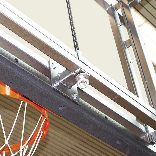 Detailaufnahme der Höhenverstellungsspindel von der Basketballanlage zur Wandmontage von hinten fotografiert.