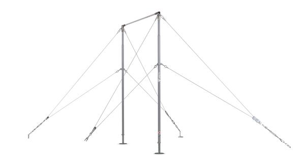 Stabiles Stahlseil-Abspannsystem mit zwei Pfosten und Spannseilen für Bau- und Sicherungszwecke.
