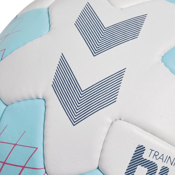 Nahaufnahme eines weiß-blauen Hummel Handballs mit rotem Streifenmuster, ideal für Handballspiele und Training.