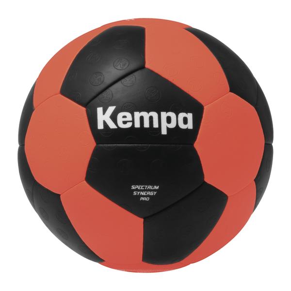Handball mit strukturierter Oberfläche in Neonorange und Schwarz sowie der Aufschrift „Kempa Spectrum Synergy Pro“.