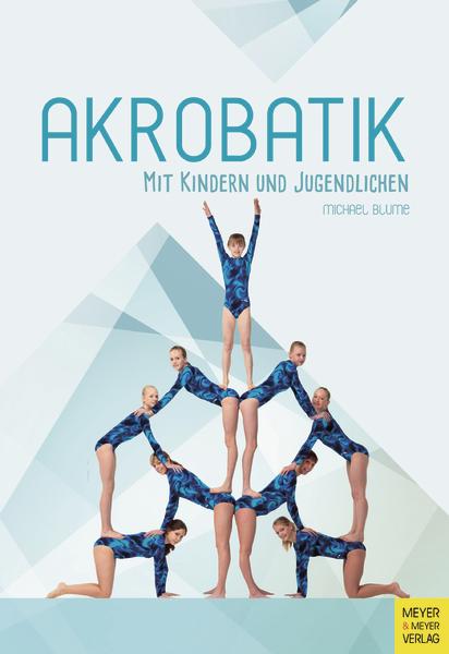 Kinder und Jugendliche bilden eine menschliche Pyramide in blauen Akrobatik-Anzügen.