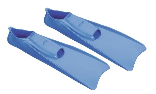 Blaues Paar Schwimmflossen aus Kunststoff für Schwimmen und Tauchen, ergonomisch gestaltet.