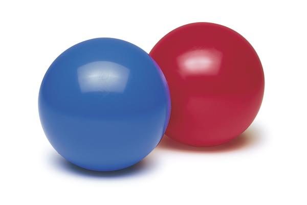 Blauer und roter Gymnastikball auf weißem Hintergrund, Sport- und Fitnessgeräte.