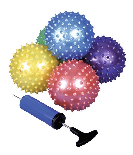 Bunte, stachelige Massagebälle mit Handpumpe auf weißem Hintergrund.