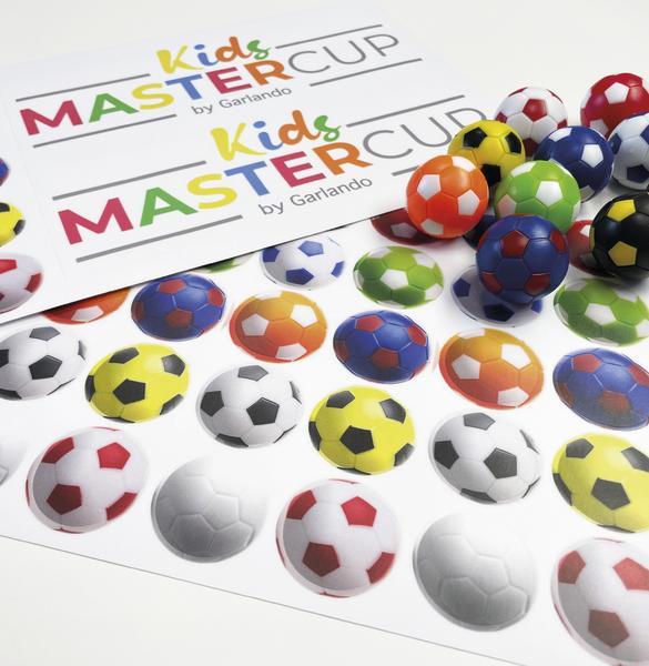 Bunte Mini-Kickerbälle und Sticker mit Kids Master Cup Logo.