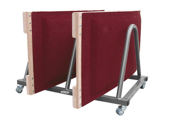 Mobiler Schallschutz mit roten Akustikpaneelen auf Rollen für Lärmreduzierung.