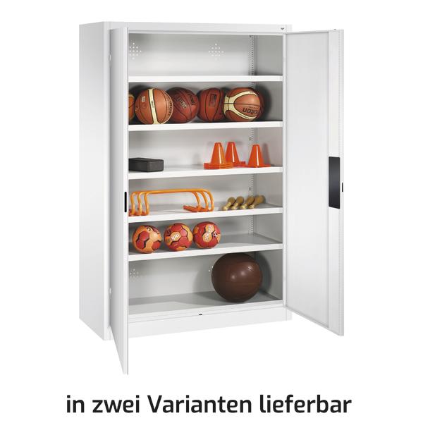Weißer Sportgeräte-Schrank mit Basketbällen, Hütchen und Trainingszubehör, offen gezeigt.