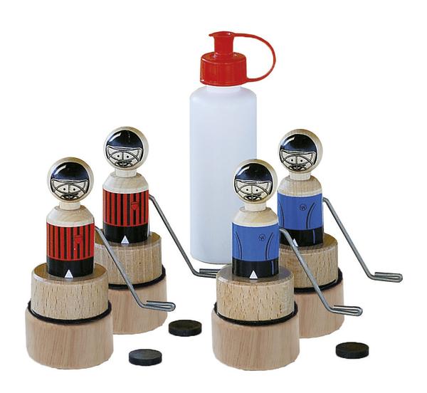 Holz-Hockeyfiguren mit roten und blauen Trikots, Puck und Sprühflasche für Tischhockeyspiel.