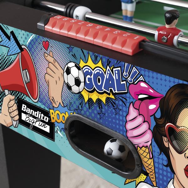 Torzähler und Ballauswurf an der Seitenwand eines Tischkickers mit Comic-Design.