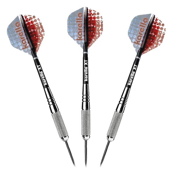 Drei silberne Karcella XT Darts mit schwarzen Schäften und roten Flights auf weißem Hintergrund.