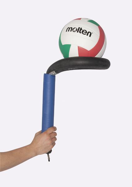 Hand hält blauen Schläger mit Volleyball auf schwarzem Ring, weiß-grün-rot, Molten-Logo.