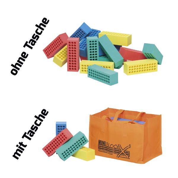 Bunte Bausteine ohne Aufbewahrungstasche, lose auf weißem Hintergrund.
