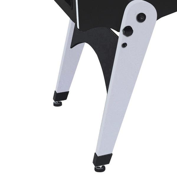 Weißer Metallfuß mit schwarzen Verstellfüßen und Schrauben an einem Gerät.