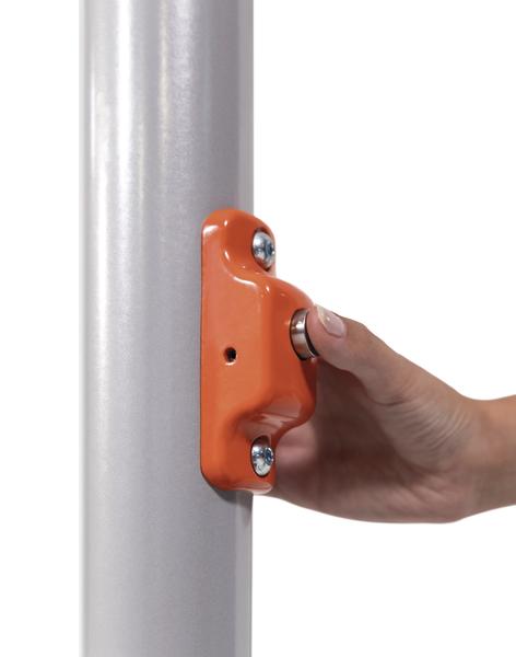 Hand drückt orangen Knopf an grauem Metallpfosten, Not-Aus-Schalter oder Signalgeber.