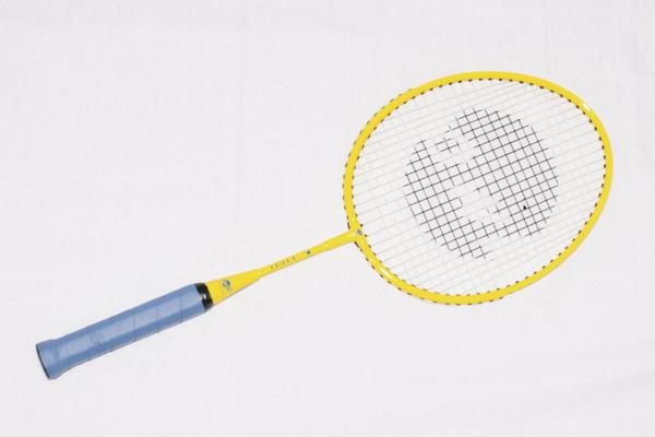 Badmintonschläger mit gelbem Rahmen und blauem Griff auf weißem Hintergrund.