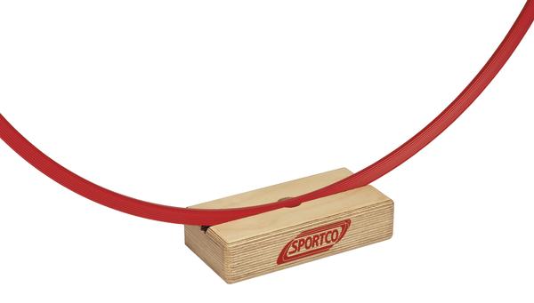 Rotes Springseil mit Holzgriff von Sportco auf weißem Hintergrund.