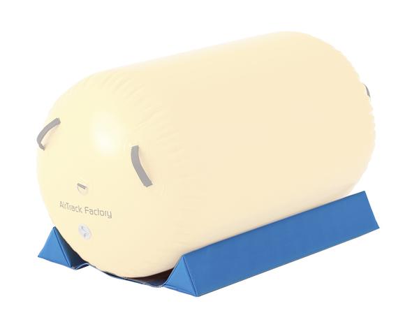 Aufblasbare Trainingsrolle auf blauem Ständer für Balance- und Stabilitätsübungen.