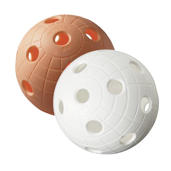 Zwei Floorball-Bälle, einer orange und einer weiß, mit mehreren Löchern.