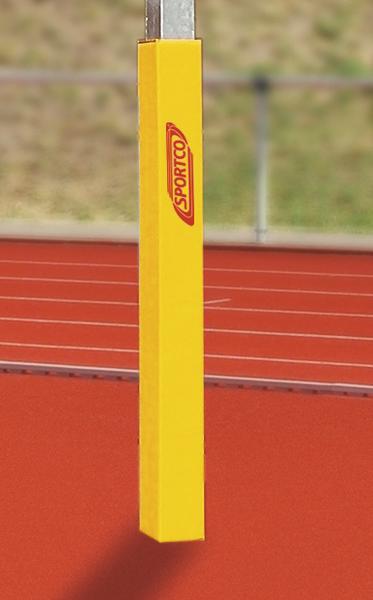 Gelbe Schutzpolsterung an Pfosten auf roter Laufbahn im Sportstadion.