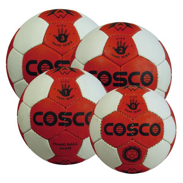 Vier handgenähte Cosco Handbälle in verschiedenen Größen und rot-weißer Farbgestaltung.