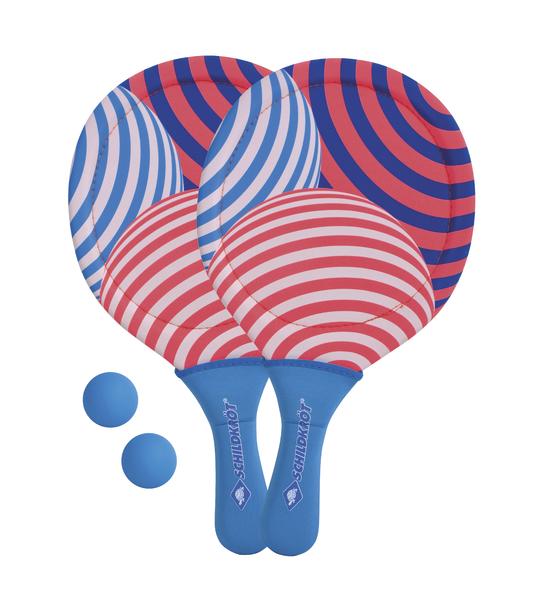 Zwei bunte Strandtennisschläger mit rot-blauen Streifen und zwei blaue Bälle auf weißem Hintergrund.