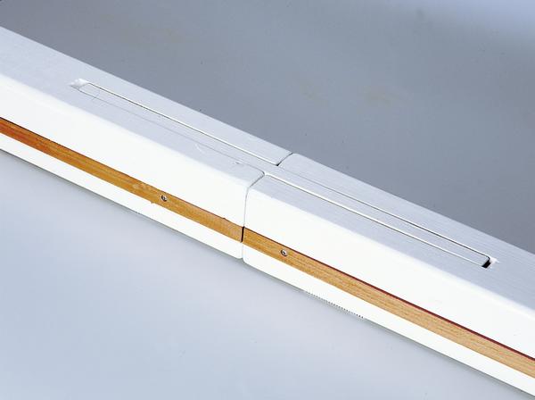Weiße Bandenteile einer Hallenhockeybande aus Holz.