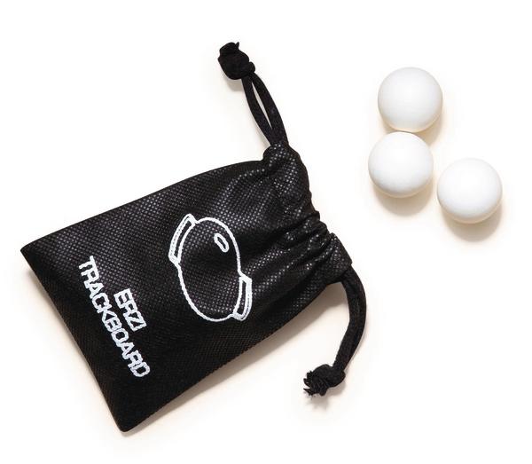 Schwarzer Beutel mit EZRI Trackboard Logo und drei weiße Kugel auf weißem Hintergrund.