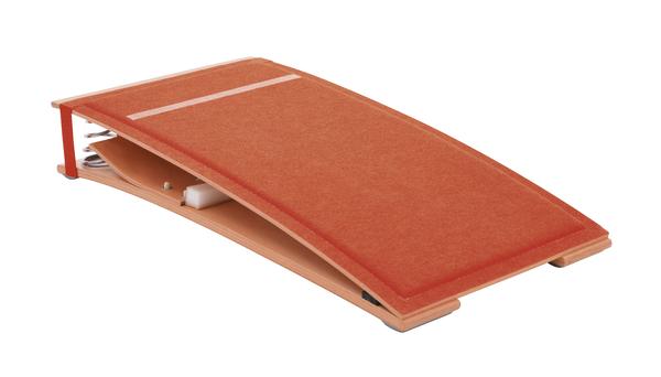 Sprungbrett mit oranger Filzoberfläche und Holzrahmen für Gleichgewichtstraining