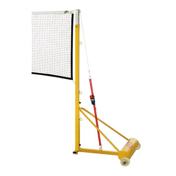 Volleyballnetz mit gelbem Metallgestell und Spannvorrichtung auf weißem Hintergrund.
