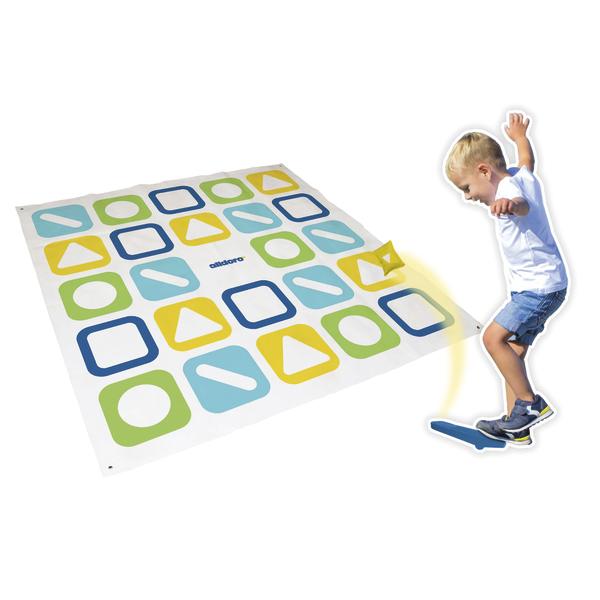 Kind springt auf eine blaue Katapultplatte neben einer großen Spielmatte mit farbigen Formen