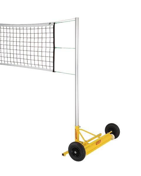 Volleyballnetz mit gelbem, fahrbarem Ständer und schwarzen Rädern auf weißem Hintergrund.