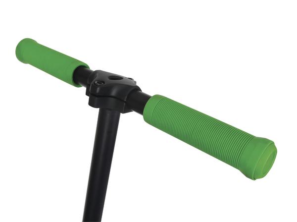 Lenker eines schwarzen Rollers mit grünen Griffen auf weißem Hintergrund
