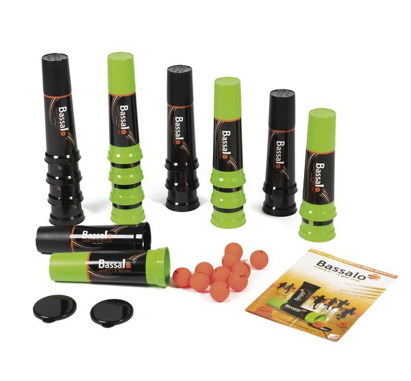 Bassalo Wurfspiel mit sechs Wurfrohren, orangenen Bällen und Spielanleitung auf weißem Hintergrund.