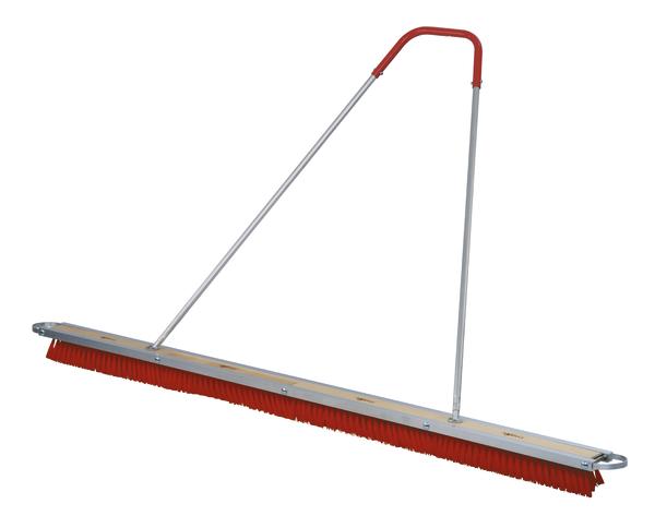 Breiter Bodenbesen mit rotem Griff und Borsten für effiziente Reinigung großer Flächen.